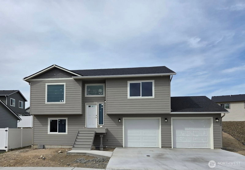 1349 Juno Street SE photo 2