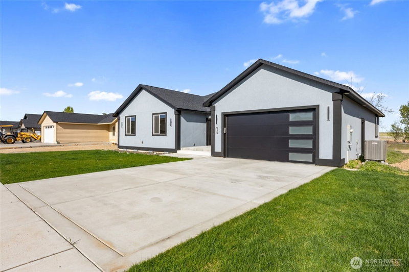 2394 Hunter Street photo 2