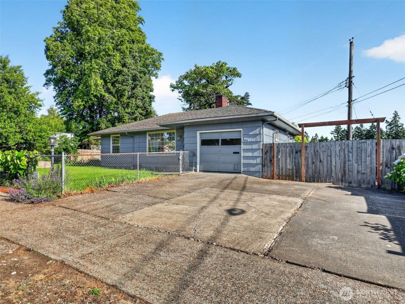 303 NW Hazel Dell Way photo 2