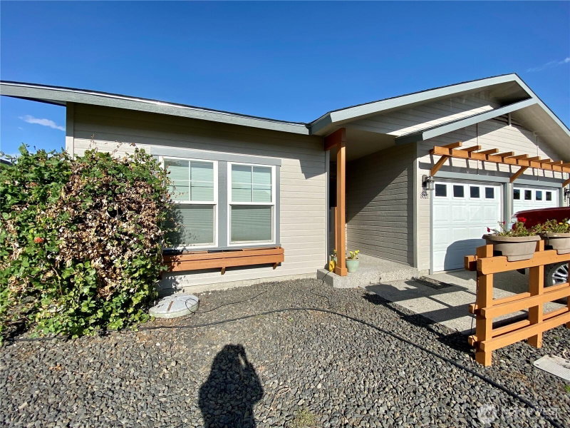 8021 Vialago Parkway photo 2