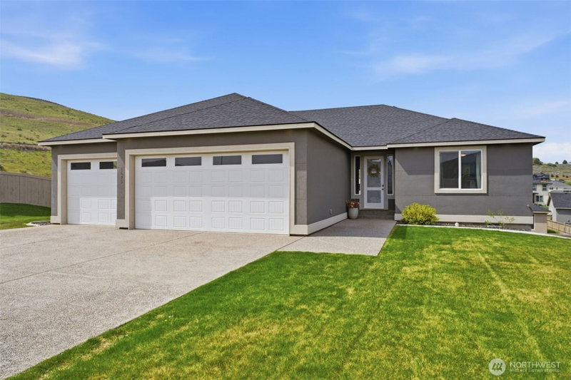 1075 Klamath Court photo 2