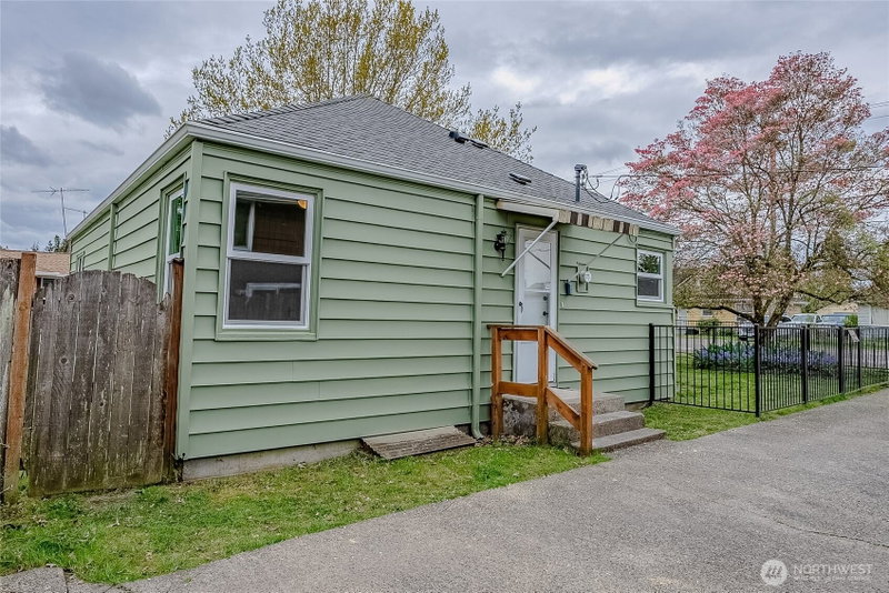 150 R Street SE photo 2