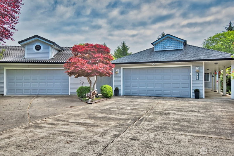 646 Island Cir SE photo 1