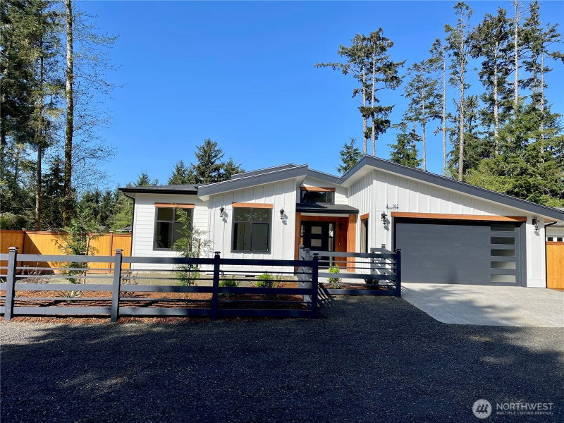 743 Wakina Loop SE photo 1
