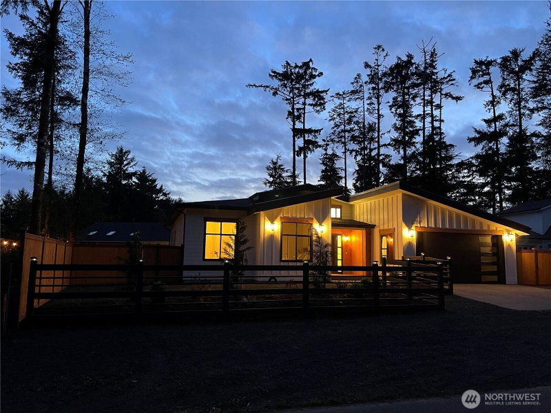 743 Wakina Loop SE photo 2