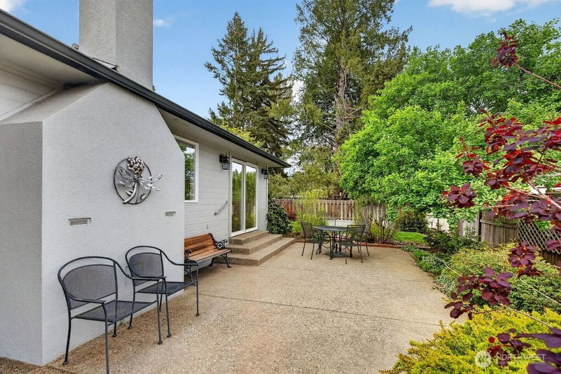 2105 Sutton Place photo 39
