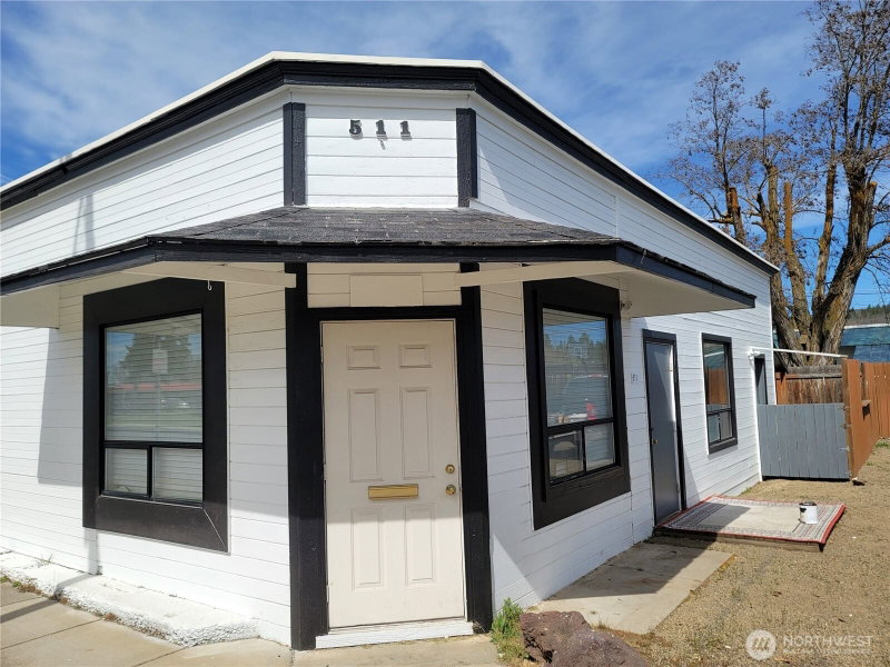 511 E Broadway Street photo 2