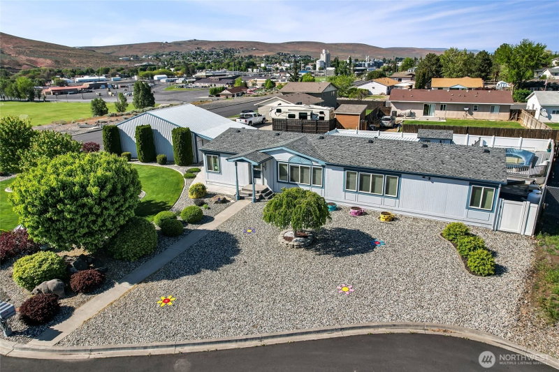 307 Hilltop Circle photo 2