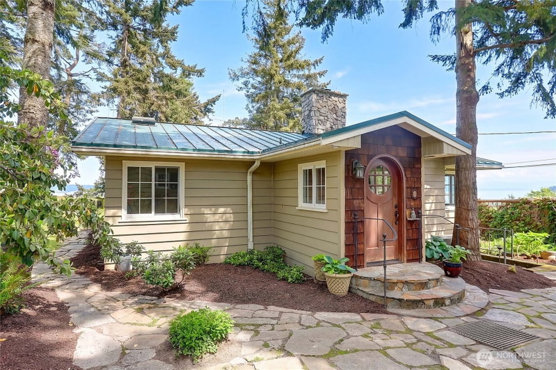 386 Shore Drive photo 1