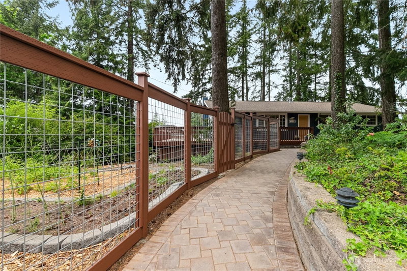 3811 Lakeway Drive photo 2