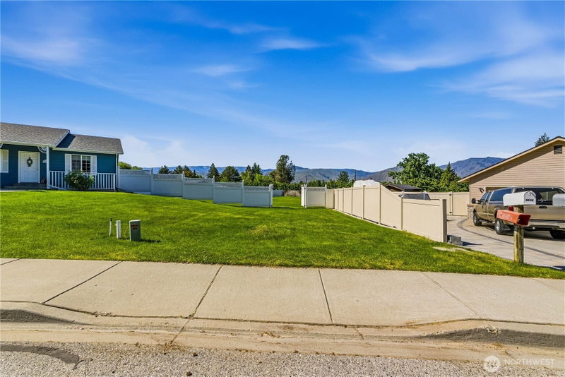 2042 Autumn Drive photo 10