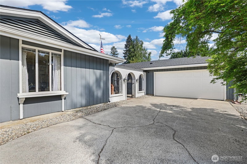 3017 Dale Lane E photo 2