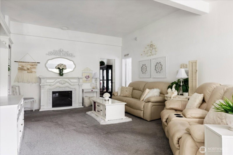 2705 Silver Crest Court photo 2