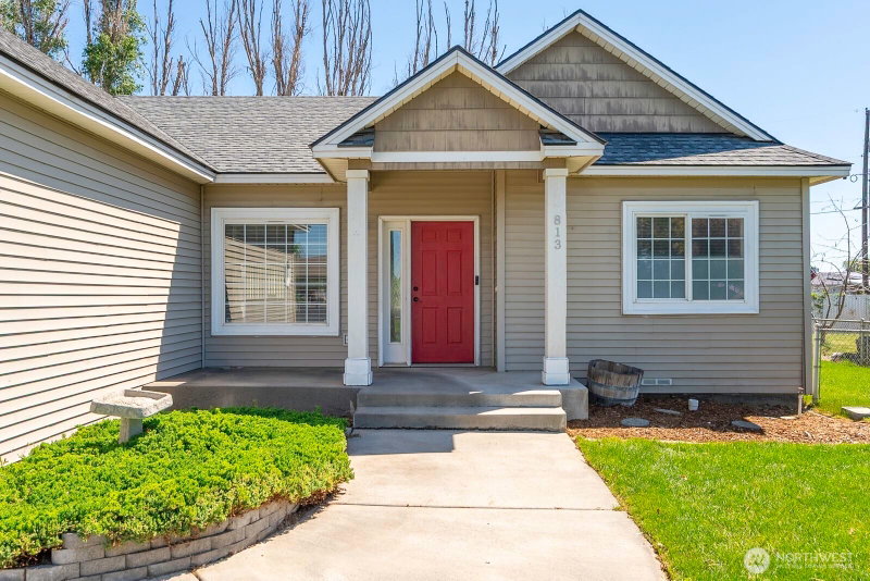 813 NW Sunburst Court photo 2