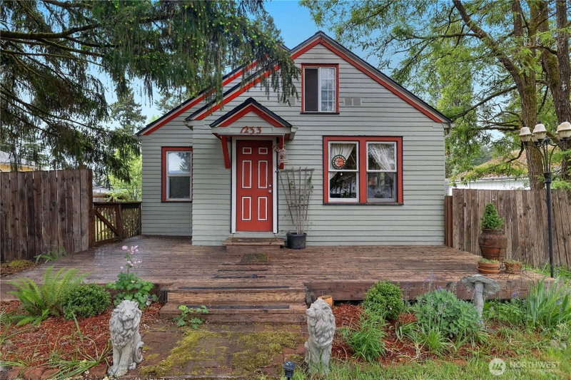 1233 W Birch Street photo 1