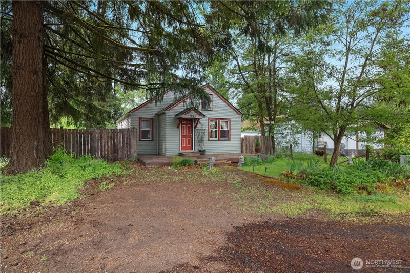 1233 W Birch Street photo 2
