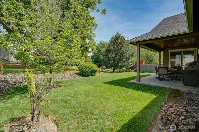1972 Legacy Place SE photo 2