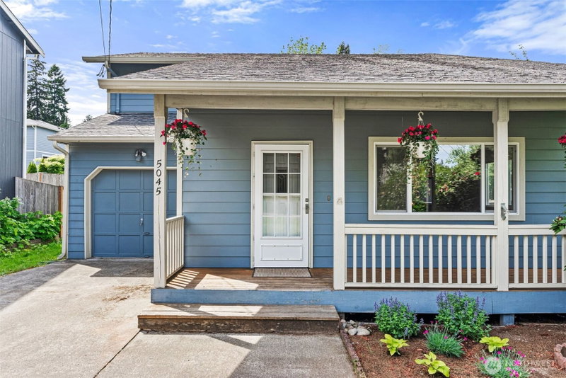 5045 Carole Drive NE photo 2