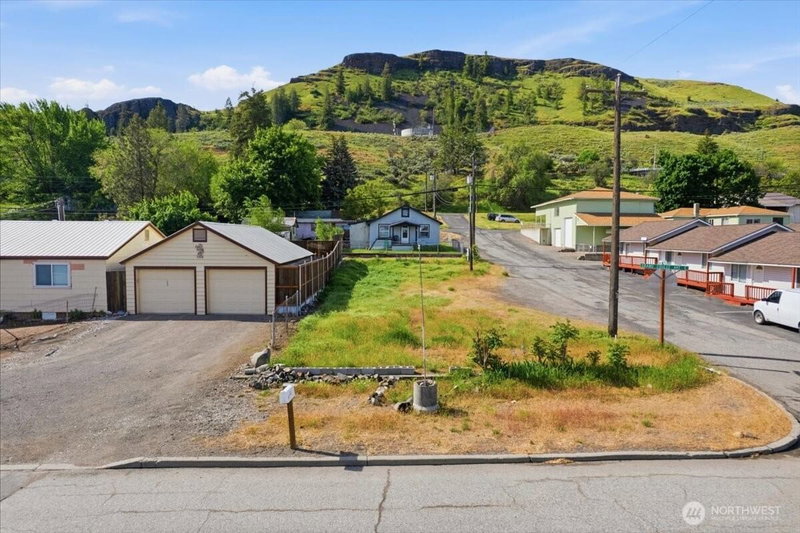 300 E Grand Coulee Avenue photo 1