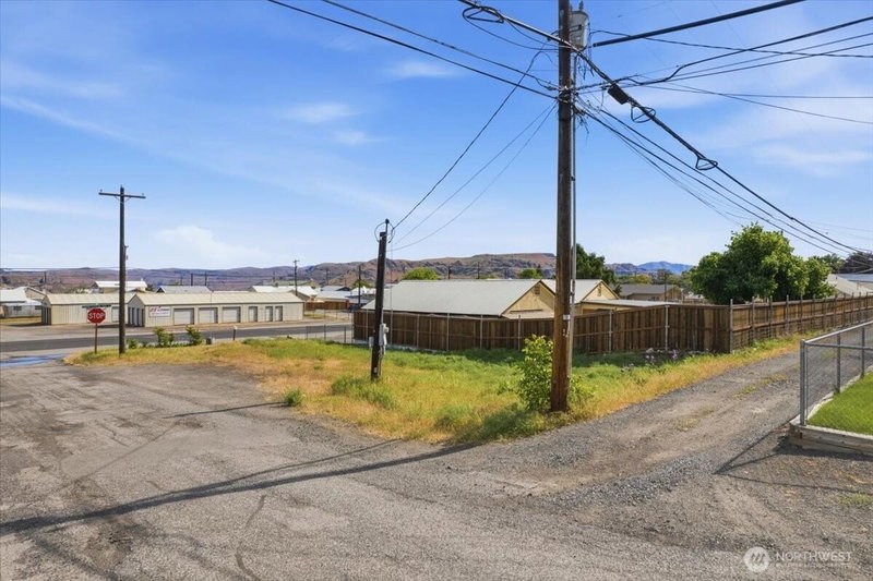 300 E Grand Coulee Avenue photo 2