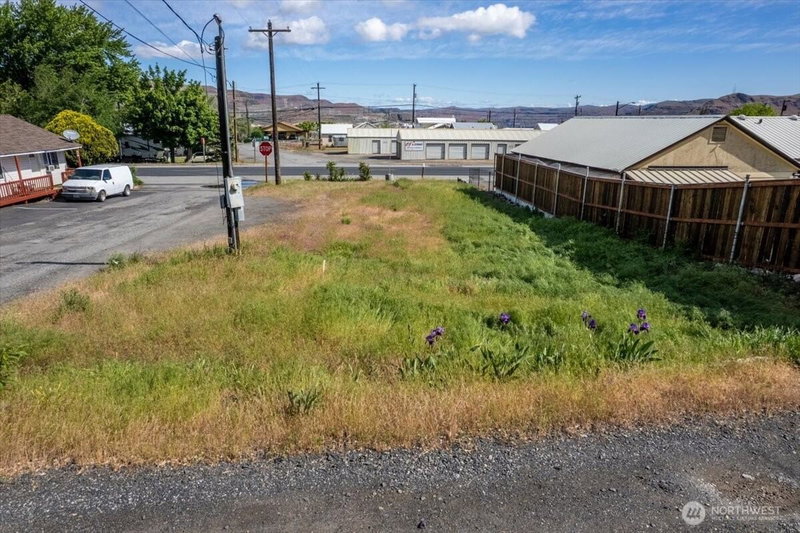 300 E Grand Coulee Avenue photo 9