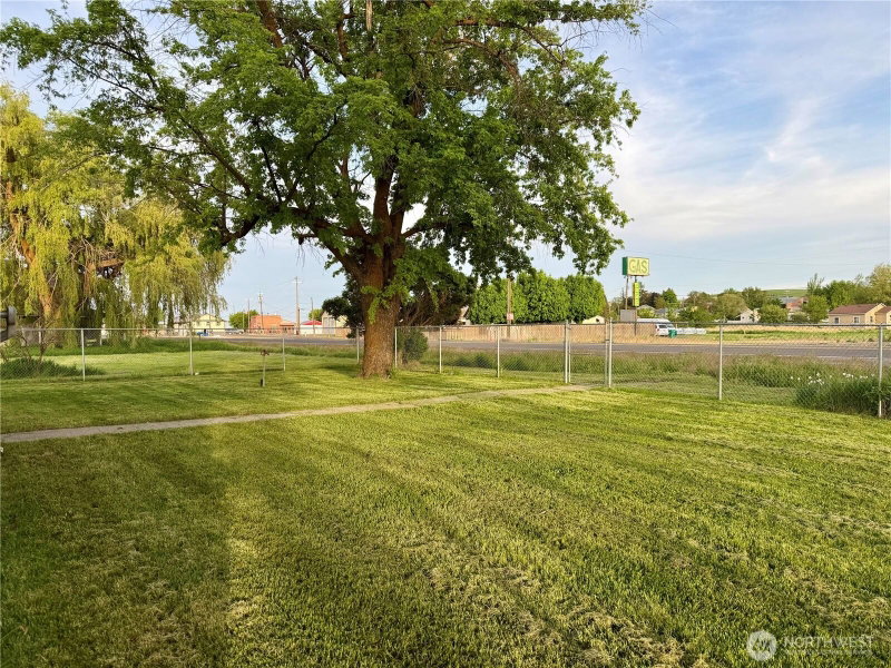 230 NW Watson Street photo 37
