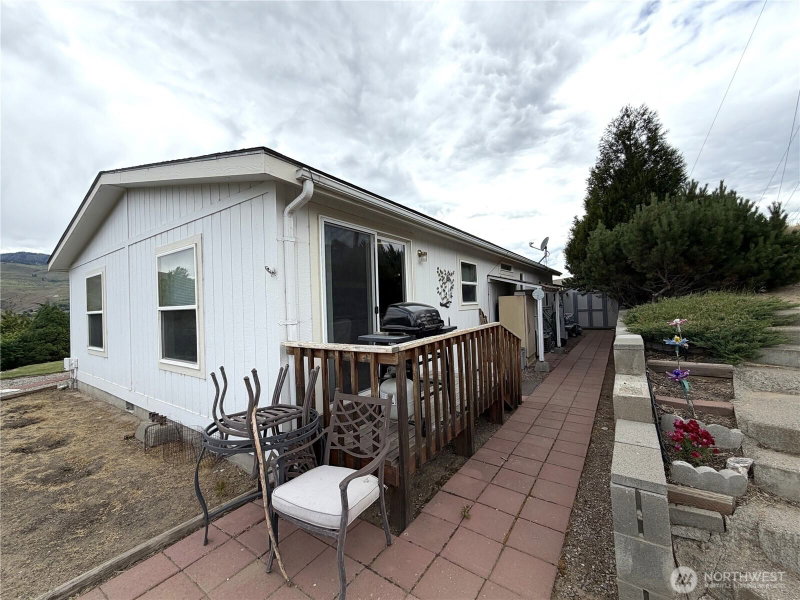 1634 Sunset Dr photo 2