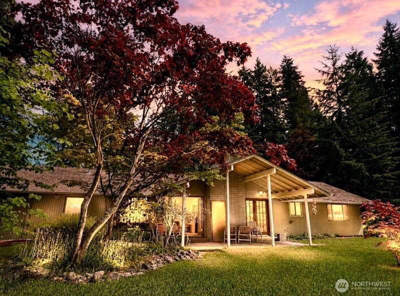 2320 Lakemoor Drive SW photo 2