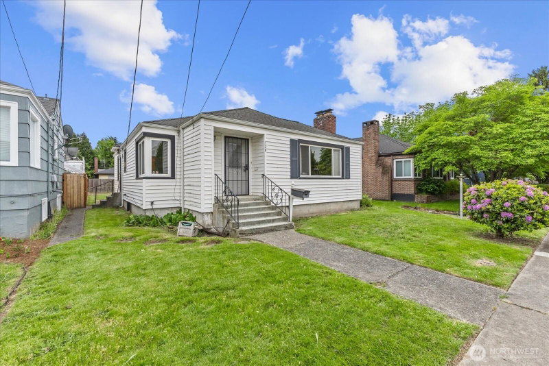 328 Garden Avenue N photo 2