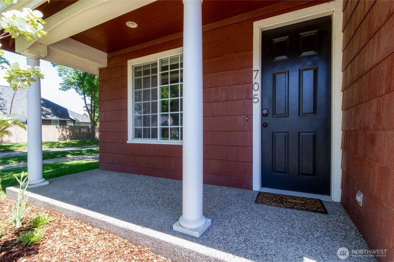 705 SE Creekside Drive photo 2