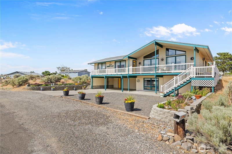 407 Summer Place S photo 2