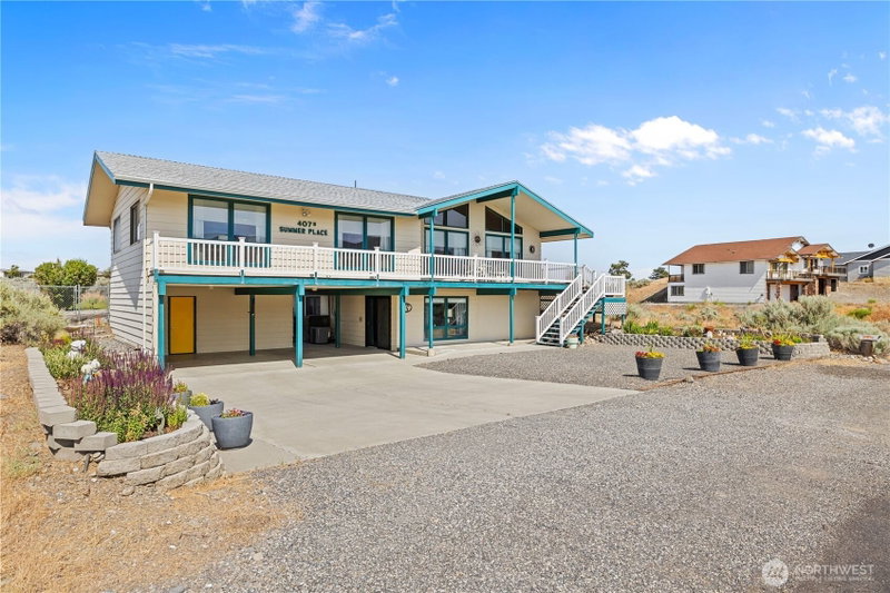 407 Summer Place S photo 40