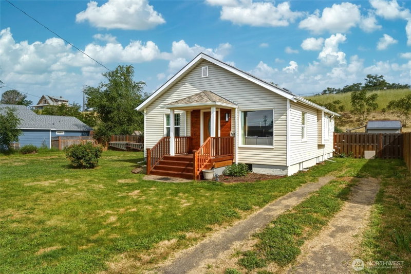 748 Carrie Avenue photo 1