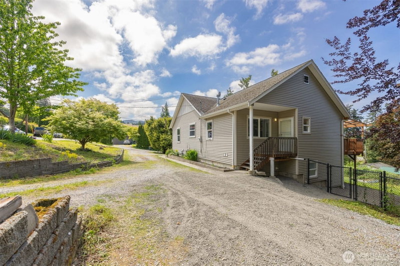 3417 Lindsay Avenue photo 2