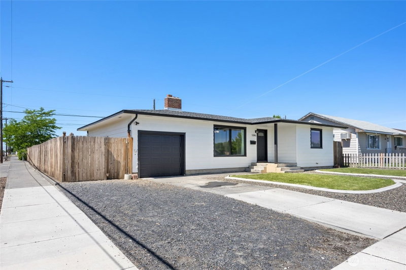 1046 W Gem Avenue photo 2