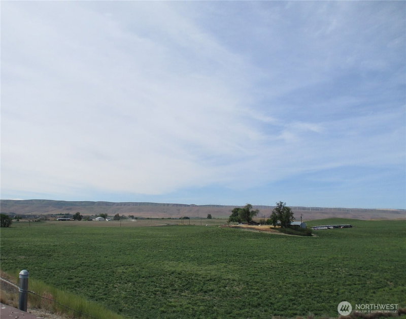 669 Cummins Road photo 1