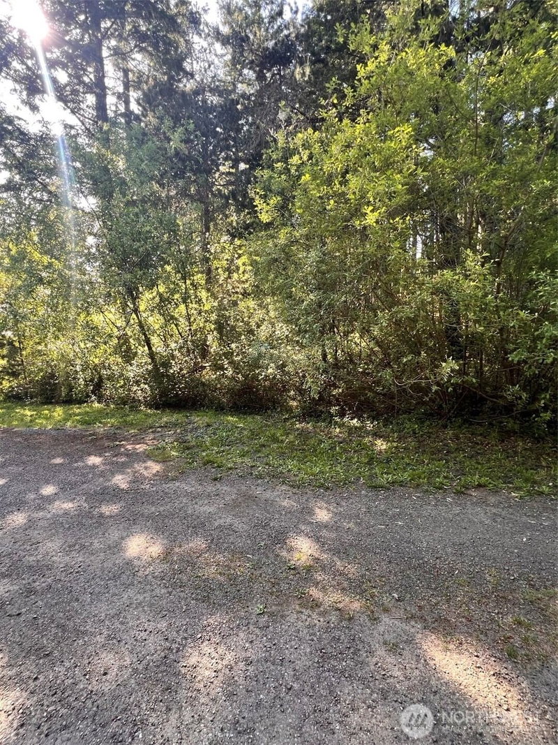 61 NE Fern Court photo 2