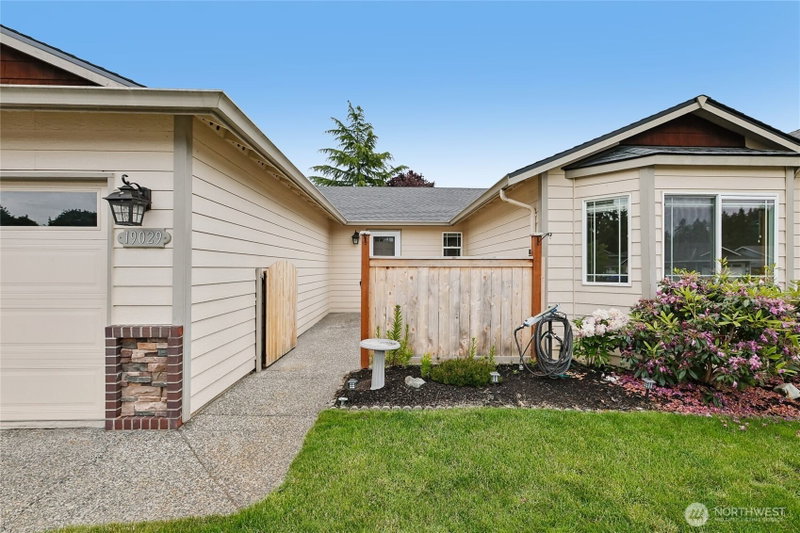 19029 45th Drive NE photo 2