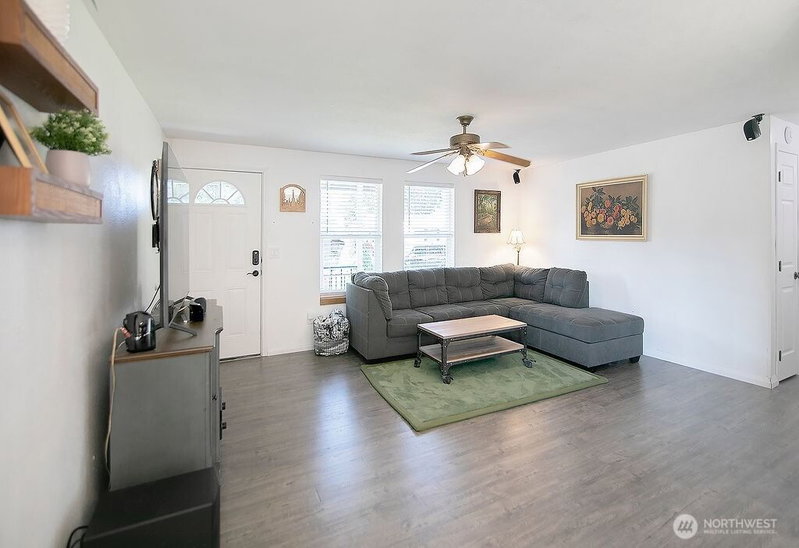 535 Diane Street SW photo 2