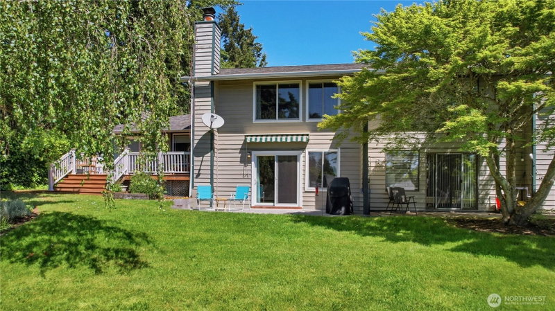 1041 Ihland Place NE photo 2