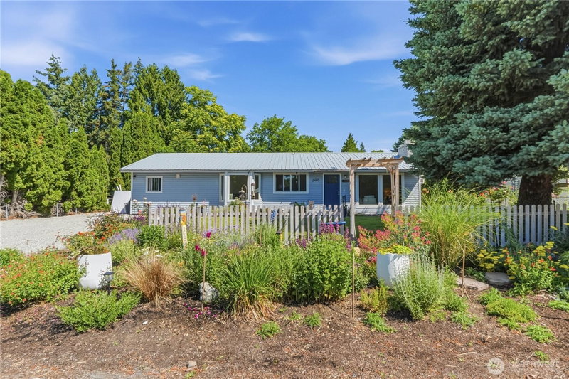 809 NE Ella Street photo 1
