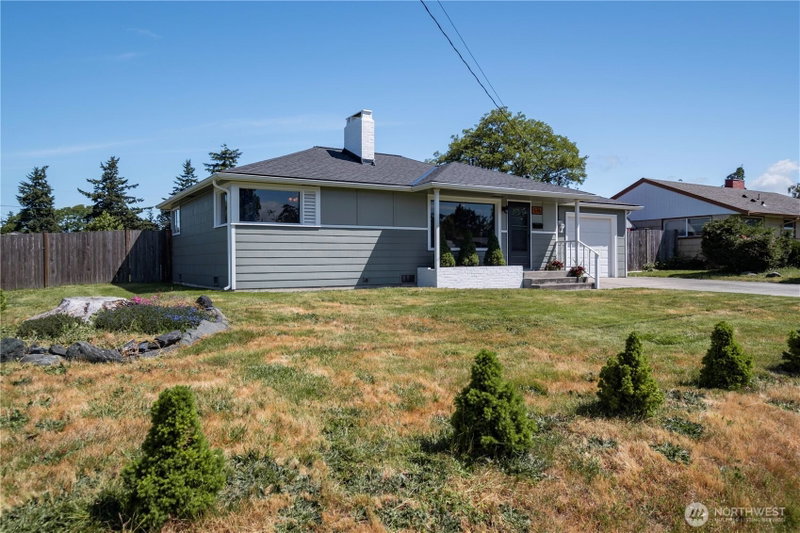 576 SE 5th Avenue photo 2