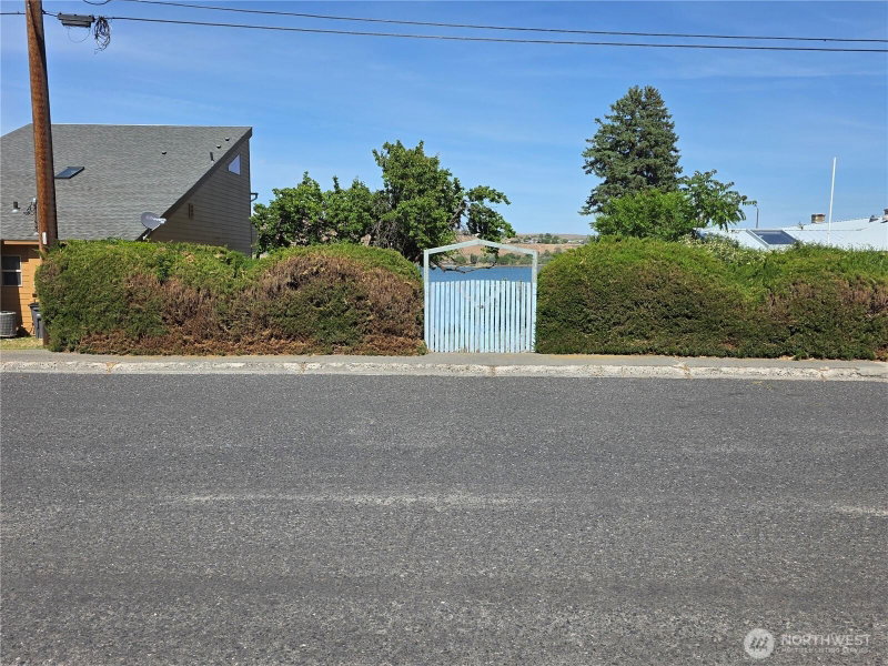 318 Lakeshore Drive photo 8