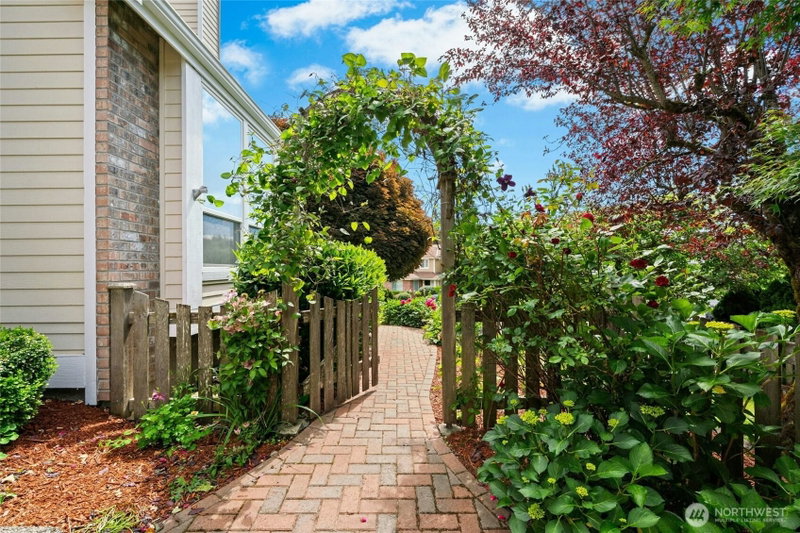 1808 Field Place NE photo 2