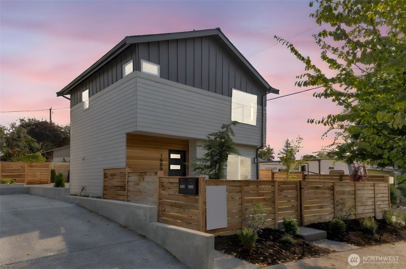 1605 SW Kenyon Street photo 2