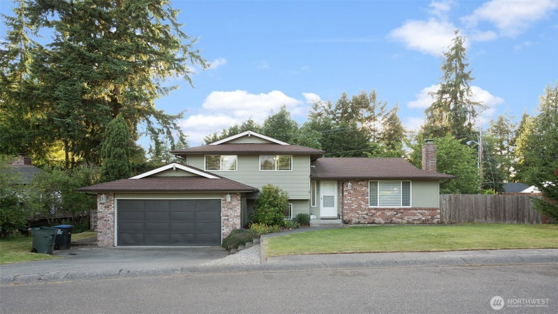 2043 NE Ridgewood Drive photo 2