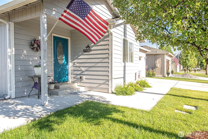 153 Laurel Street photo 1