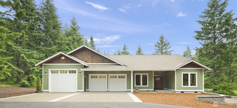 6301 Foxtrail Court NE photo 1