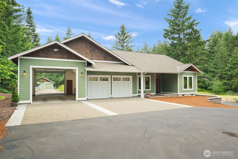 6301 Foxtrail Court NE photo 2