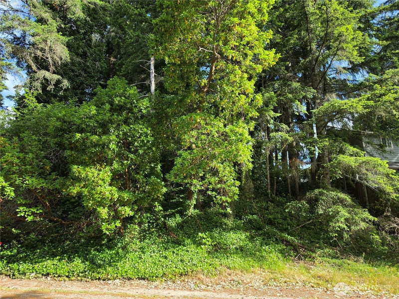 140 NE Matthew Drive photo 1
